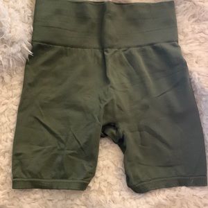 TALA HOSTA SEAMLESS SHORTS - FOUR LEAF CLOVER